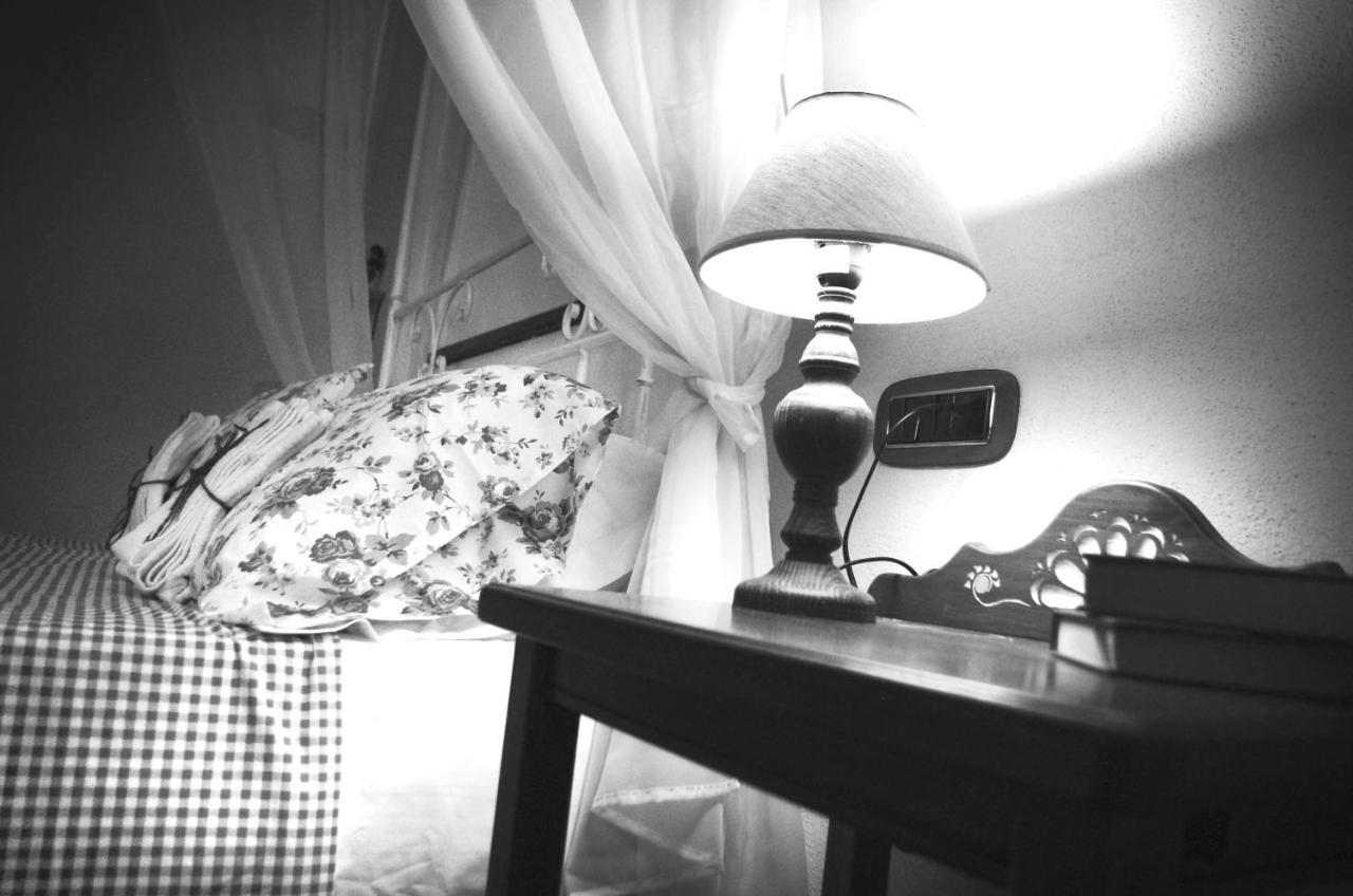 Dè Ajala - B&B de Charme Laconi Bagian luar foto
