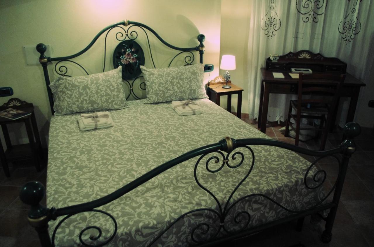 Dè Ajala - B&B de Charme Laconi Bagian luar foto